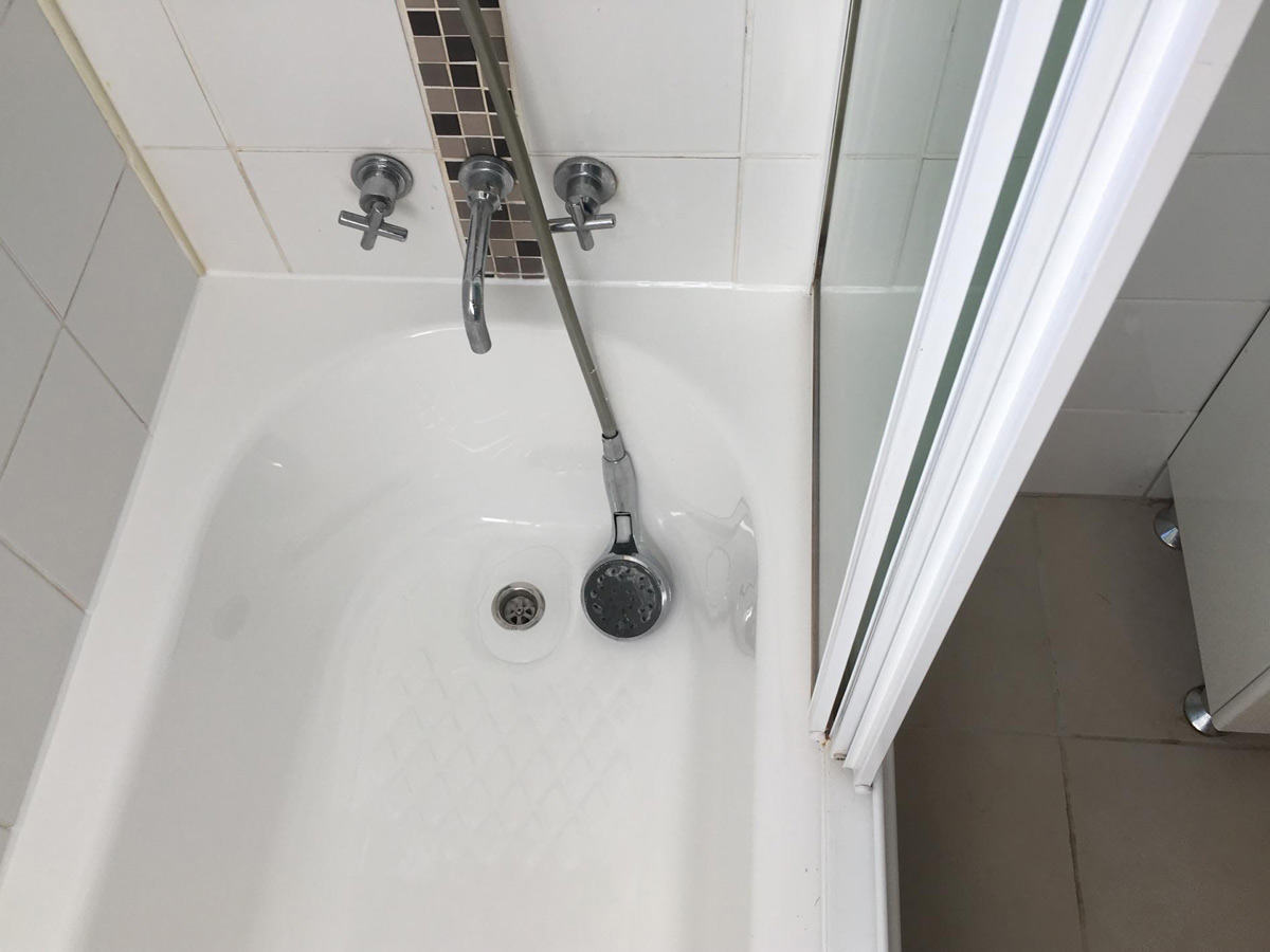 Everton Park QLD Bath Repair with Original Screen Removal and Refit After