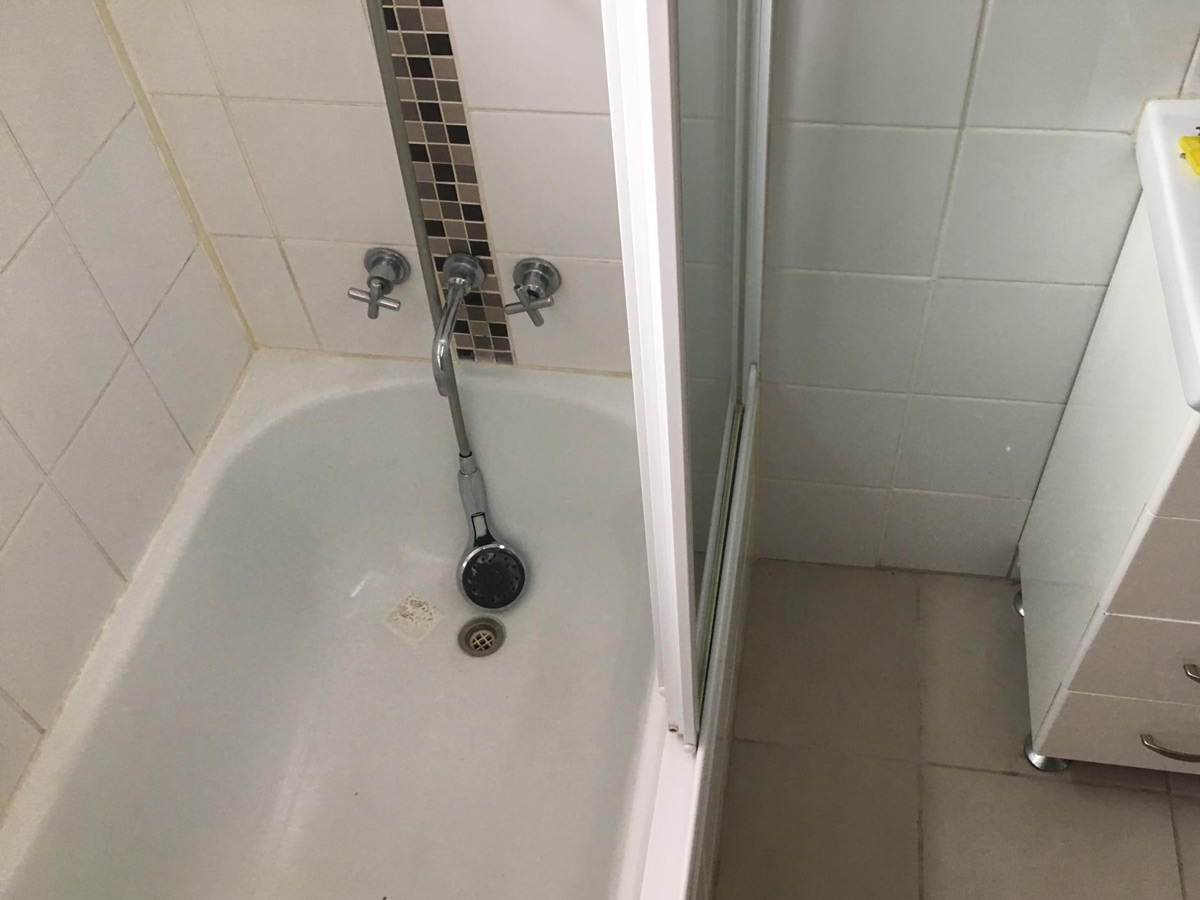 Everton Park QLD Bath Repair with Original Screen Removal and Refit Before