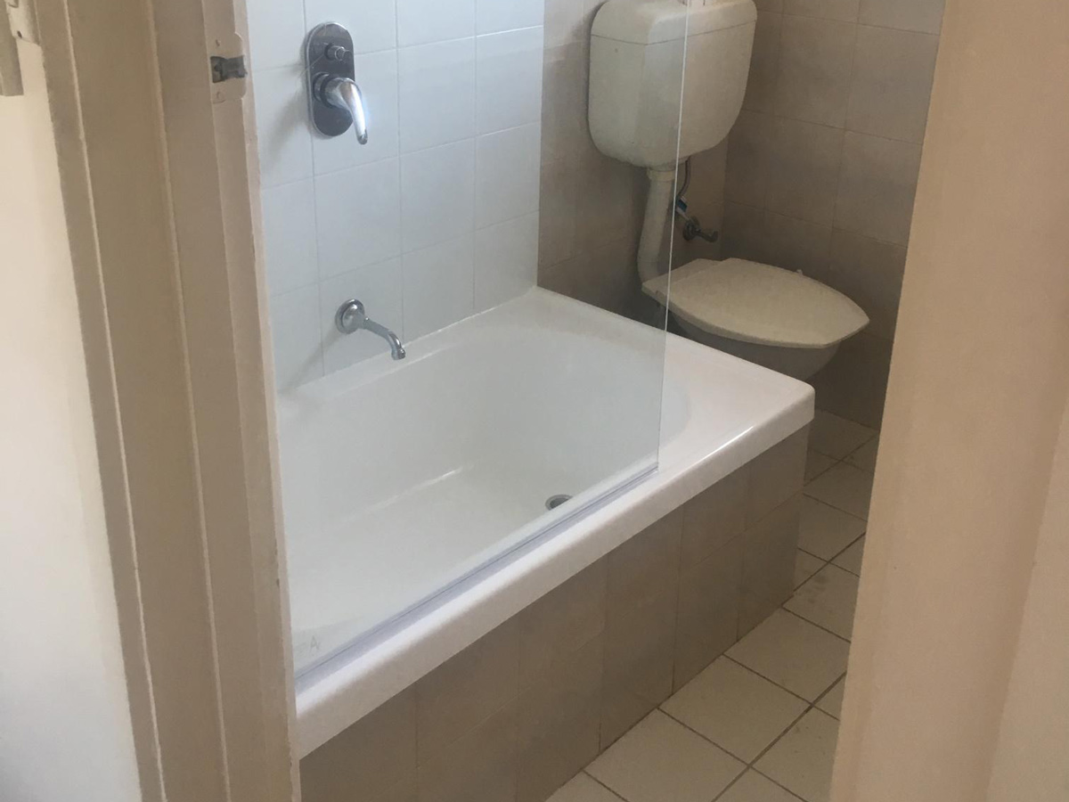 Huntly Victoria Bath Repair with Screen